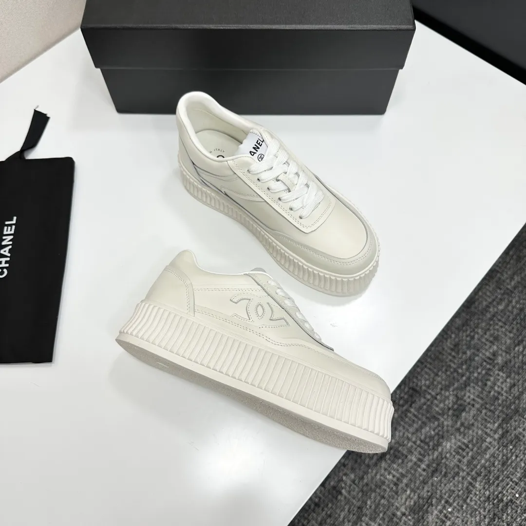 👟👟Ex-factory price 560👟👟Chanel Panda Shoes! 2025 counter's top casual sports shoes. This classic design; the upper is electro-embroidered with a variety of techniques; the outsole is fashionable and sporty; the unusual inclusion of a variety of color matching elements... The diversified mix and match is very good-looking and versatile, and can be used for leisure, fashion, sports, and outdoor... ꫛꫀꪝ Go➫ Materials: ❶Upper made of: original imported first-layer silk cowhide + original waterproof cloth + original first-layer cowhide ❷Inner lining: Breathable mesh ❸ Outsole based on: original TPU combination outsole, full set of boutique packaging for women 35–41